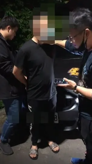 警方攔下林男並在他身上查獲毒咖啡包。淡水警分局提供