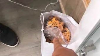 警方在工廠套房內發現咖啡包。淡水警分局提供