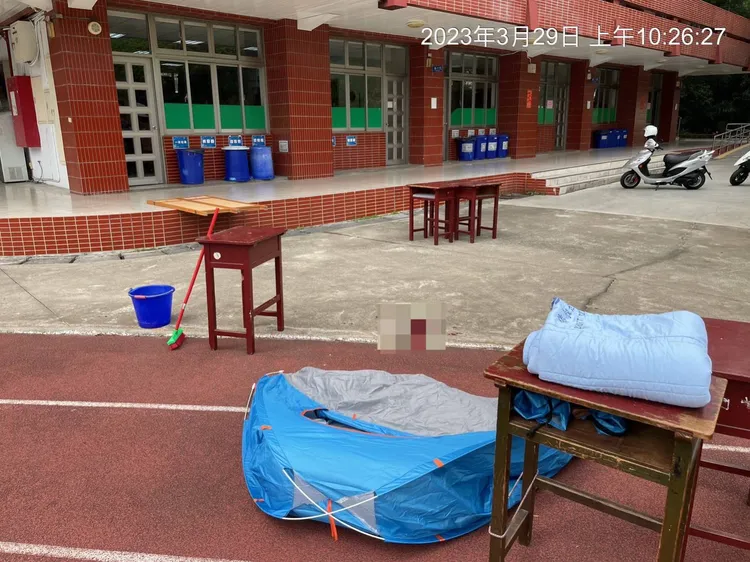 沈姓學生疑因上課私藏手機被發現，從四樓墜落一樓。讀者提供