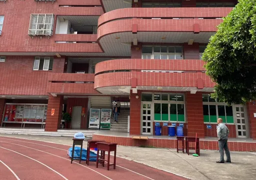 玩手機遭教師喝斥！16歲高中生在校內墜樓　手腳骨折腦震盪