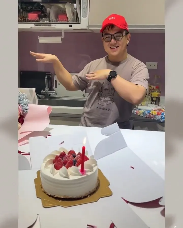 實況主6tan（六嘆）替解婕翎慶生。翻攝自解婕翎IG