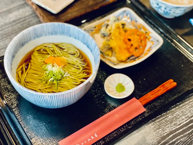 在塌塌米上品嘗日式傳統料理，讓人有秒飛日本的錯覺。曾仲葳攝