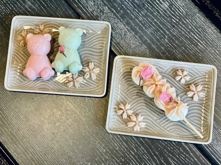 熊熊櫻花最中、櫻花串団子皆使用櫻花粉加入白豆沙、鹽漬櫻花、鹽漬櫻花碎葉製成的櫻花餡，風味鹹甜交織，暗香撲鼻。曾仲葳攝