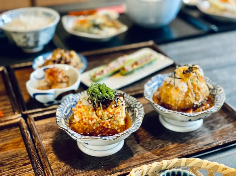 日式鰹節片炸豆腐街提供葷素食不同選項。曾仲葳攝