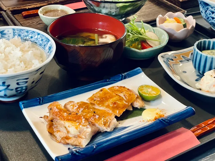 3月主推「七味烤雞腿排定食」，這道是主廚珍藏的私房菜。曾仲葳攝