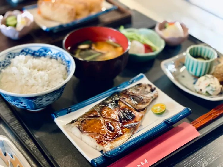 店內人氣必點西京燒烤魚，嚴選來自挪威深海白令海峽、油質豐富的鯖魚，購入整尾並自己殺魚確保食材的新鮮度。曾仲葳攝