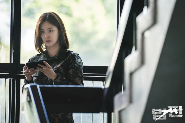 文彩元在《權貴復仇》中飾演少校「朴俊晶」。翻攝SBS