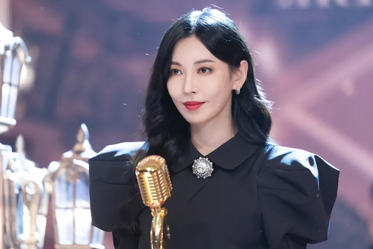 金素妍以《上流戰爭》惡女「千書真」暴紅，很可能扮成劇中角色，客串《模範計程車2》。翻攝SBS