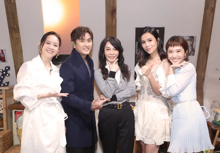 曾寶儀（左起）、黃靖倫、柴智屏、林芯儀、Lulu談偶像劇幕後秘辛。公視提供