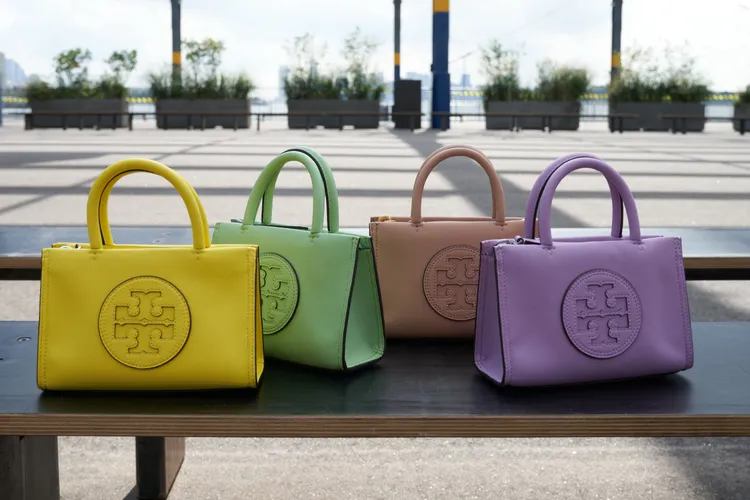 擁有各種鮮亮色彩的Ella Bio托特包，因使用直接將染料結合到蛋白質上的溶液染色手法，在維持面料色彩的飽和度之餘，亦降低了多餘染料流出對環境造成的傷害。品牌提供