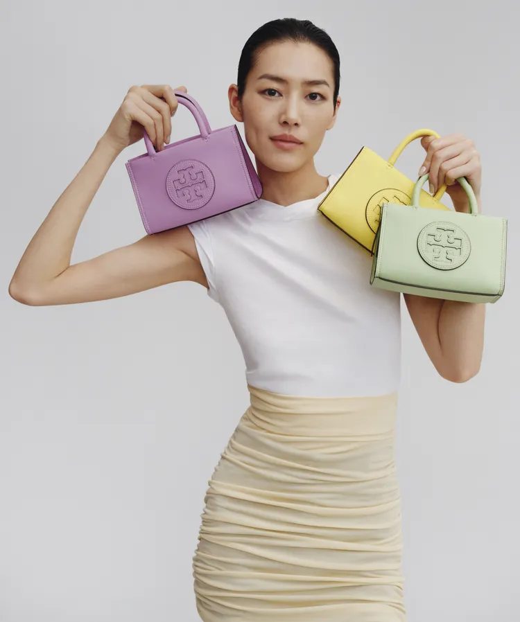 雖說劉雯私生活中戀愛談得低調，但她對代言的紐約設計師品牌TORY BURCH顯露的傾慕之情卻是格外高調，旗下最新的Ella Bio托特包便是她最近公開「放閃」的對象。品牌提供