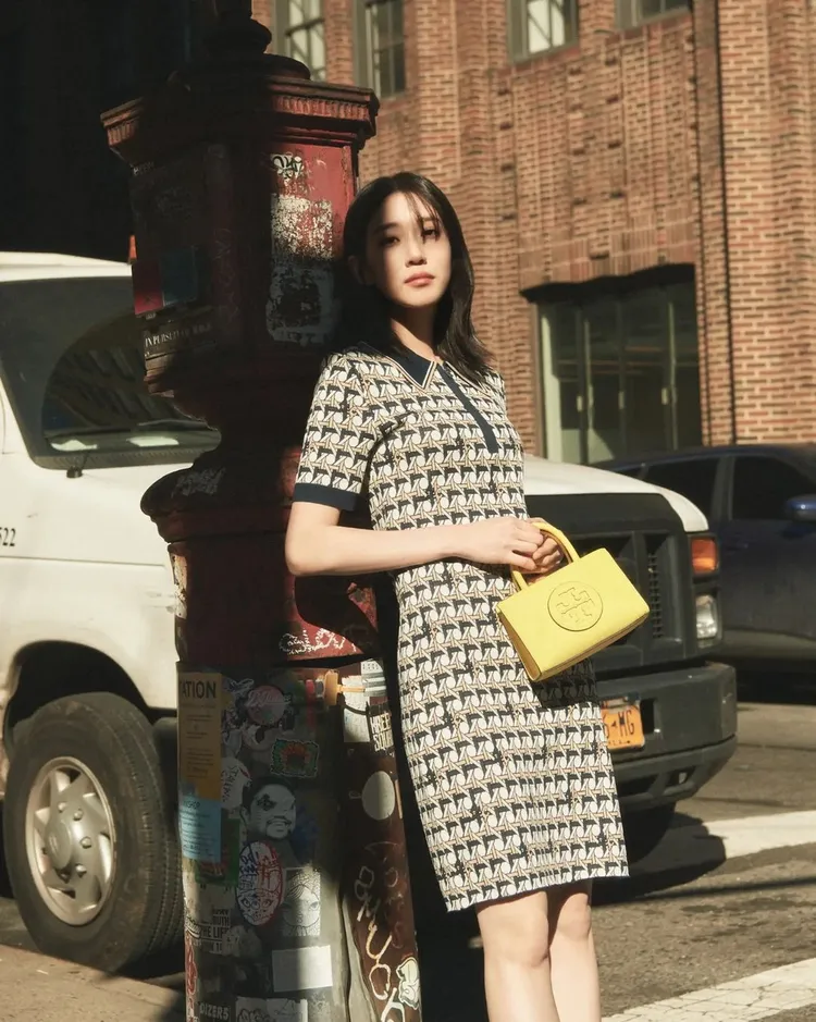 韓國女星朴恩斌日前赴紐約觀賞TORY BURCH大秀時，也以搶眼的迷亮黃Ella Bio迷你托特包搭配一襲俏麗印花裙裝出街。翻攝eunbining0904 IG