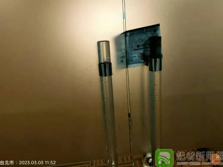 日經位於北市辦公室遭到潑尿。翻攝自記者爆料網