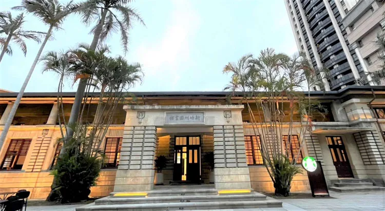 星巴克進駐98歲市定古蹟「新竹州圖書館」。星巴克提供
