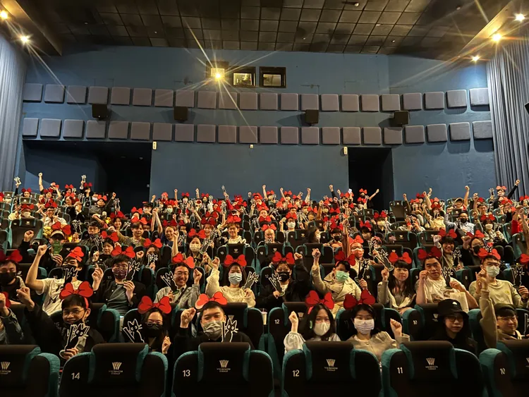 《魔女宅急便》的試映會擠滿了琪琪。甲上娛樂