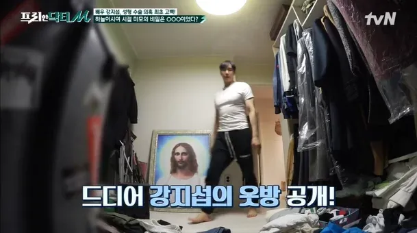 姜志燮在綜藝節目中秀出耶穌的畫像，其實他就是攝理教教徒。翻攝tvN