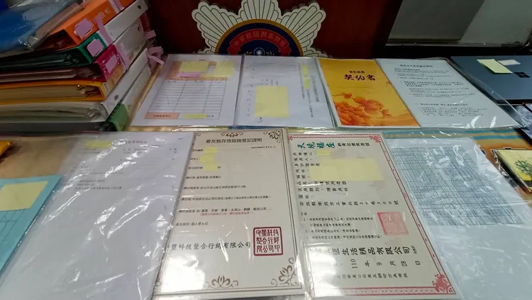 高市刑大逮捕以林嫌為首的詐騙集團，並出相關證物。讀者提供