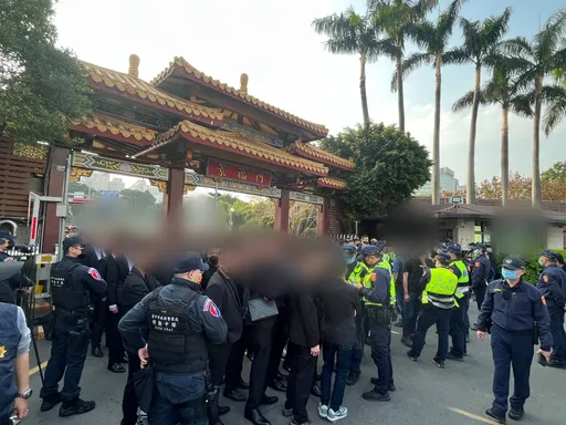 竹聯幫元老董桂均公祭 800黑衣人送行!分局長坐鎮嚴防滋事