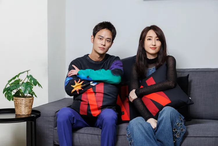 柯佳嬿（右）和夏騰宏飾演一對姊弟。Netflix提供