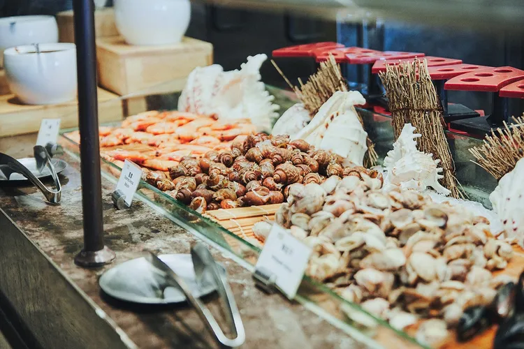 台北新板希爾頓酒店悅市集每週三午晚餐兩位女性同行，第二位享38折，雙人同行平均每人774元起。業者提供