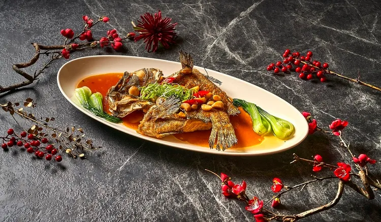 3/6至3/12家宴中餐廳金牌蒜燒龍虎斑原價1680元，折扣後840元。業者提供