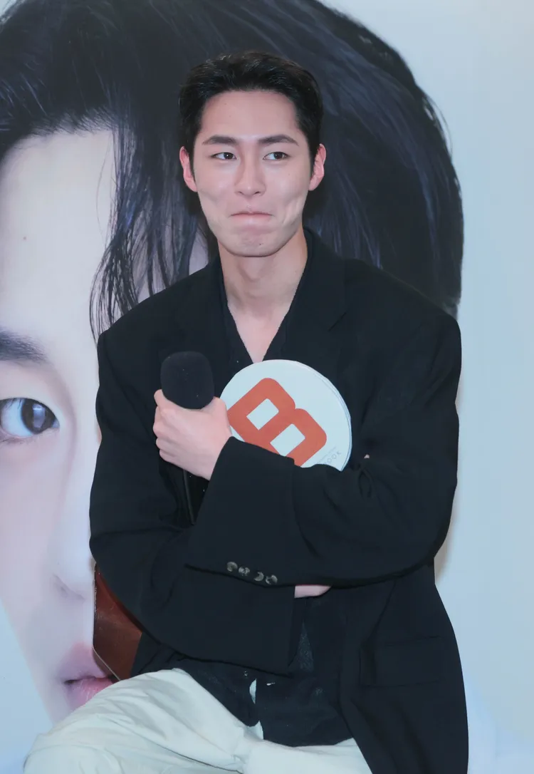 李宰旭記者會上被誇身材好，害羞到紅了耳朵。彭欣偉攝