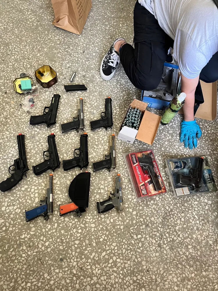 警方循線搜出10把玩具槍。讀者提供