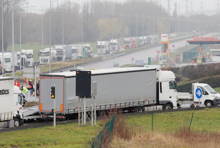 法國勞工罷工抗議年金改革，交通運輸大幅停擺。路透社