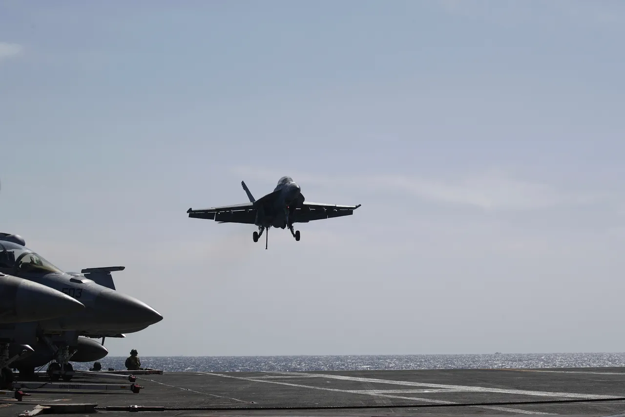 尼米茲艦靠泊於南韓釜山,一架美軍F/A-18戰機降落於尼米茲艦。美聯社