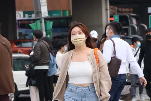 把握最後陽光！明高溫飆28°C　這晚轉雨「氣溫暴跌剩12°C」