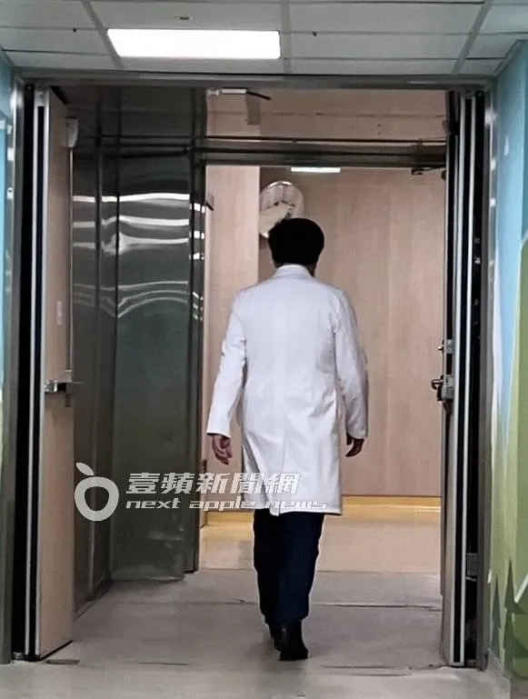 邱仲峯一路穿梭走回院長室。特勤中心攝