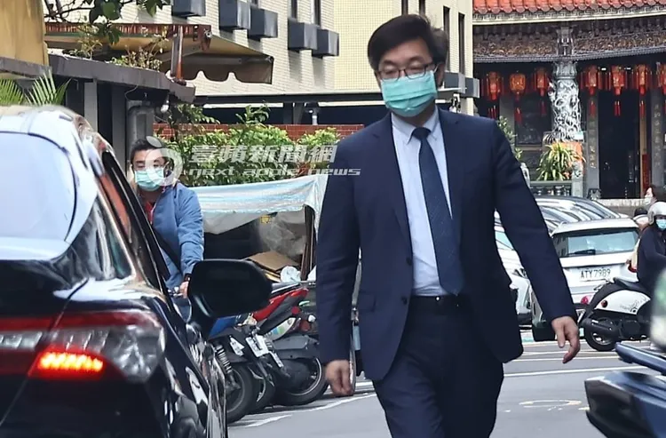 用餐近2小時，2人似乎裝不熟，邱仲峯率先離開餐廳。特勤中心攝