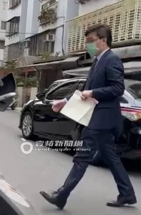 3月14日，11:57臺北醫學大學附設醫院院長邱仲峯率先抵達「軒壽司&割烹」無菜單日料餐廳，手上提的白色紙袋正是給楊智惠「施華洛世奇」的禮品袋。特勤中心攝