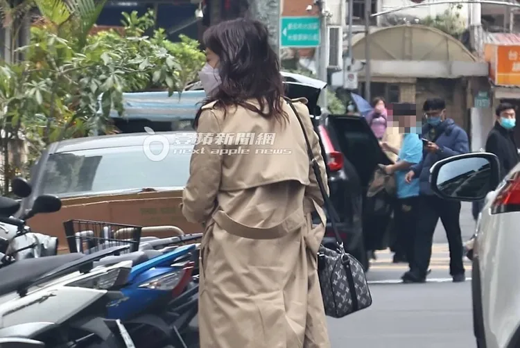 當天楊智惠穿米色大衣外套、肩揹要價7萬6000元的灰色LV包包，看似有特別打扮赴約。特勤中心攝