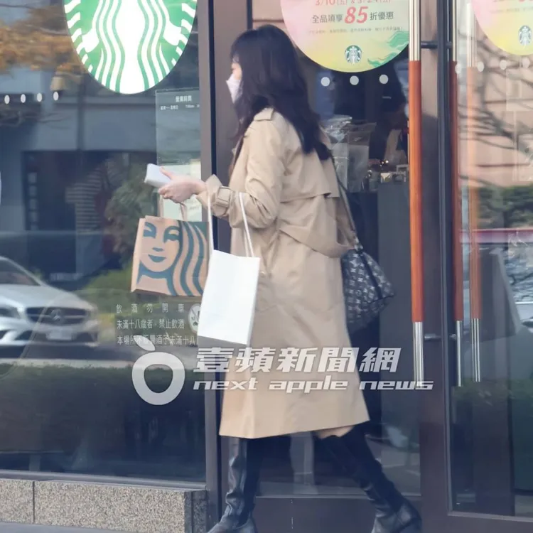 楊智惠散步走到星巴克買咖啡外帶。特勤中心攝