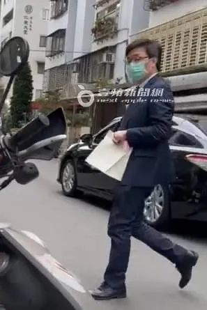 邱仲峯十分小心呵護要給楊智惠的禮品。特勤中心攝