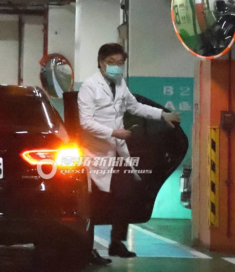 時間管理經驗相當豐富的邱仲峯，此時下車已換上白袍回到工作崗位上。特勤中心攝