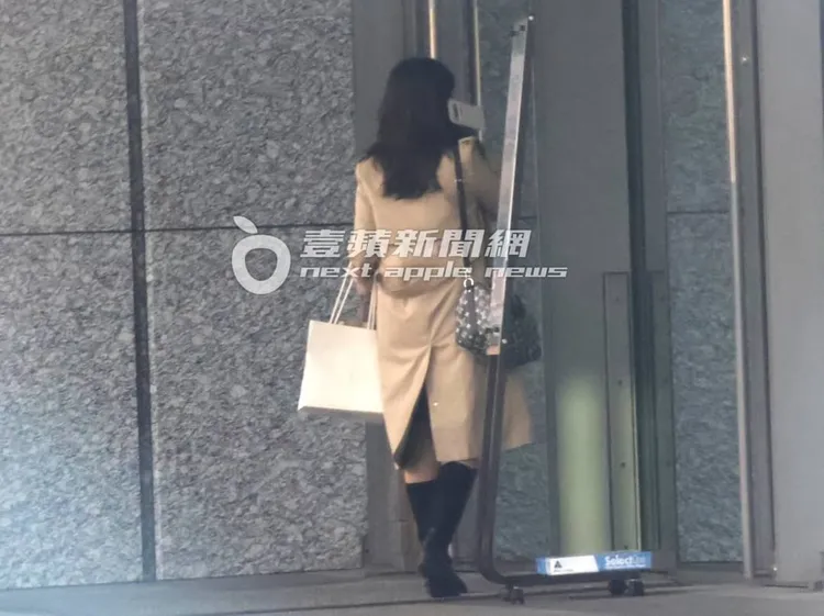 楊智惠一邊講電話一邊走進辦公大樓上班，直至晚上7點都未離開。特勤中心攝