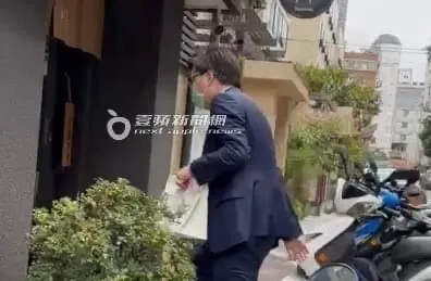 邱仲峯快步走進日料餐廳「軒壽司&割烹」。特勤中心攝