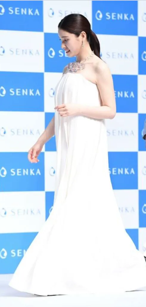 土屋太鳳元旦宣布懷孕，孕肚還不明顯，但已刻意穿寬鬆遮身形。報知新聞社