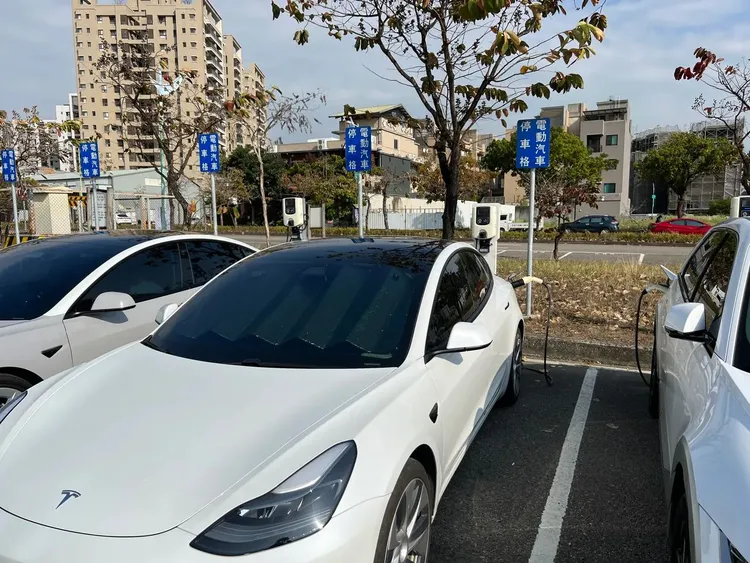 台中市公有停車場的充電停車格，過去電動車只要正在充電，停車、充電均免費。資料照片