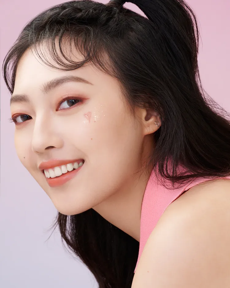 Model示範勾勒美瞳柔滑眼線膠筆。品牌提供