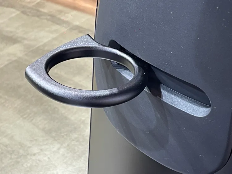 車內除了設有AIRCUSH緩衝飾板，也搭配了隱藏式的置杯架。林浩昇攝