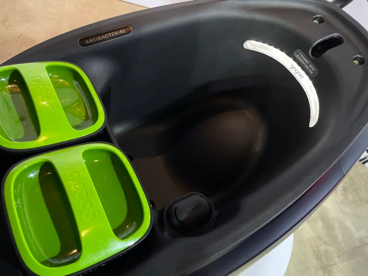 車廂除採用抗菌材質，更標配業界首創的車廂U型照明燈，並搭配香氛包創造儀式感。林浩昇攝