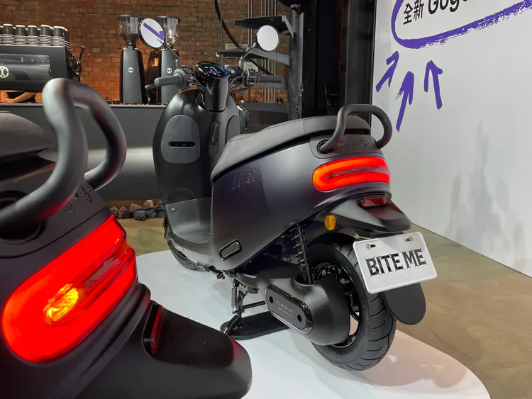 在既有Gogoro Delight針對女性貼心設計基礎下，Gogoro Delight本色黑全車都以純黑為元素，尾燈、方向燈也採燻黑設計。林浩昇攝
