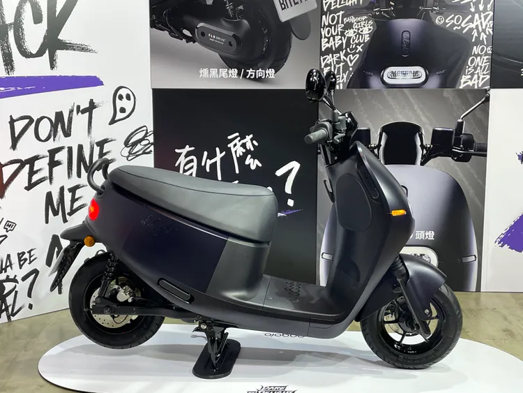 Gogoro Delight本色黑僅729mm的低座高設計，加上省力牽車模式、倒車輔助模式，是體恤女性騎士的關鍵特色。林浩昇攝
