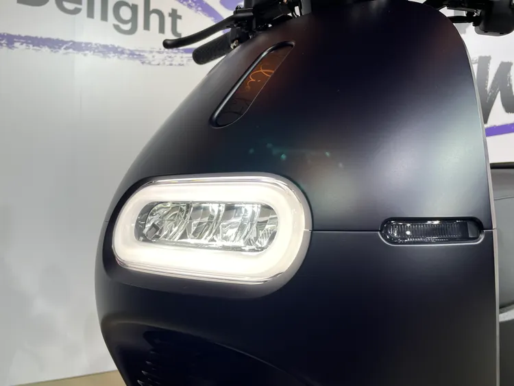 汽車級LED頭燈不僅具有優異的照明能力，夜間更配有安心護送燈功能。林浩昇攝