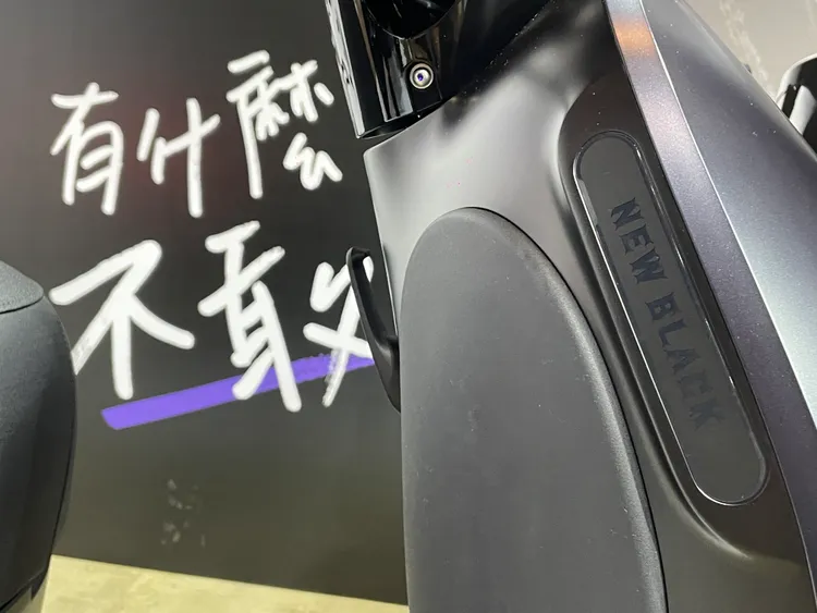 Gogoro Delight本色黑前200名的買家，可享受免費「車身客製化刻字」服務，能隨心選擇專屬的字母及符號。林浩昇攝