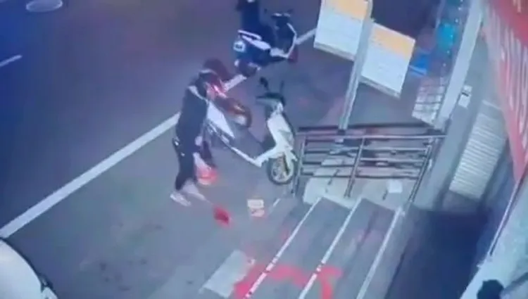 油漆濺到潑漆的張姓騎士雙腳。民眾提供