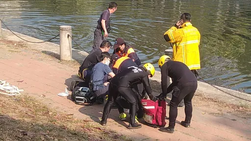 愛河驚傳女子落水　警消救起命危送醫